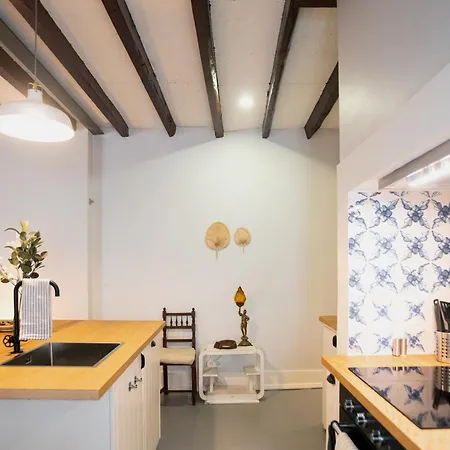 Apartment Charming 3-bedroom Retreat In The Heart Of