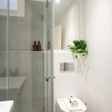 Charming 3-bedroom Retreat In The Heart Of Apartment *