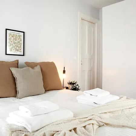 Charming 3-bedroom Retreat In The Heart Of *