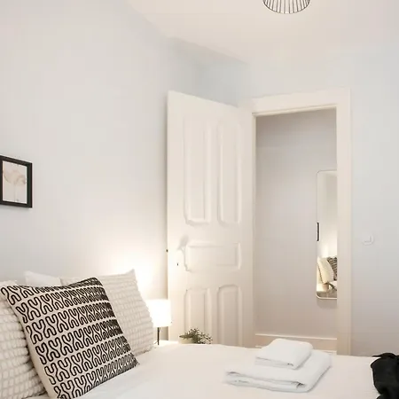 Apartment Charming 3-bedroom Retreat In The Heart Of *