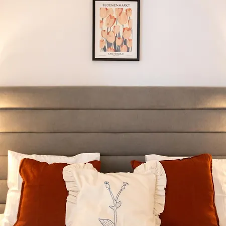 Apartment Charming 3-bedroom Retreat In The Heart Of *