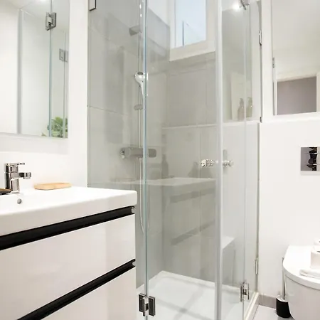 Charming 3-bedroom Retreat In The Heart Of *