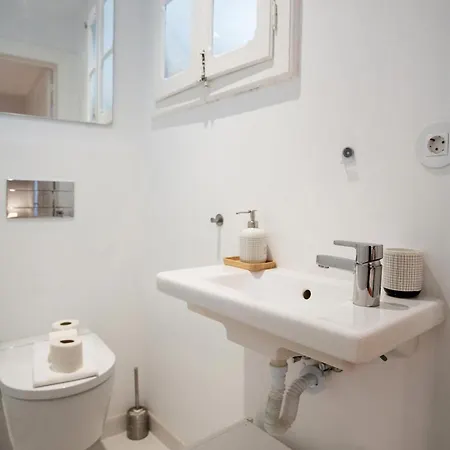Apartment Charming 3-bedroom Retreat In The Heart Of