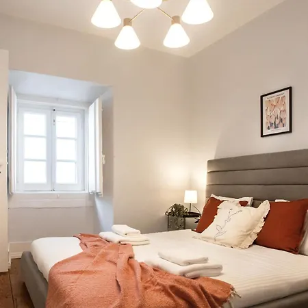 Daire Charming 3-bedroom Retreat In The Heart Of *