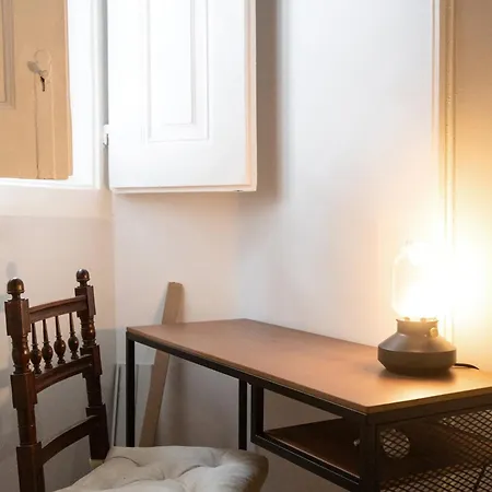 公寓 Charming 3-bedroom Retreat In The Heart Of