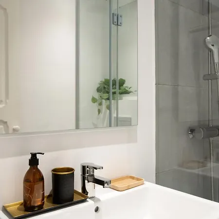 Charming 3-bedroom Retreat In The Heart Of 公寓 *