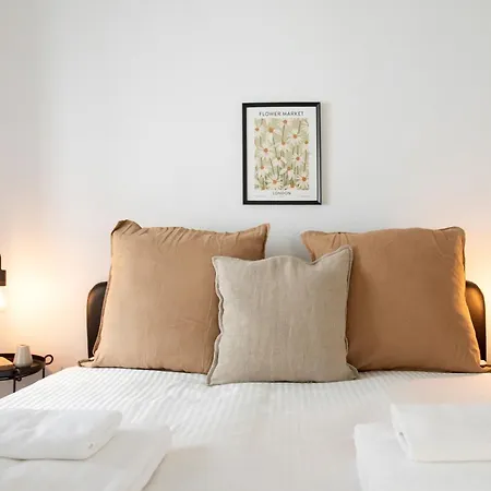 Charming 3-bedroom Retreat In The Heart Of Apartament