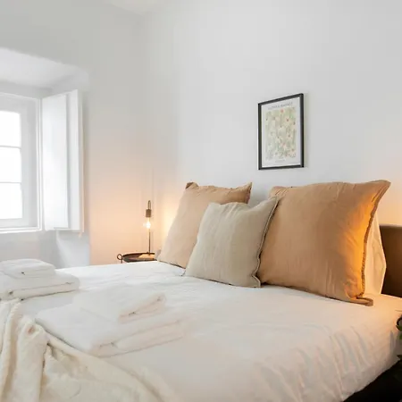 Charming 3-bedroom Retreat In The Heart Of Appartement Lissabon