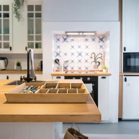 Charming 3-bedroom Retreat In The Heart Of Apartament
